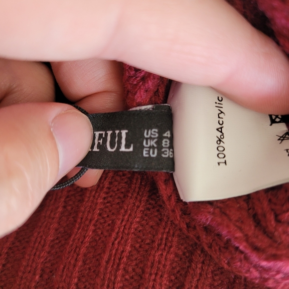 Zaful Cropped Burgandy Turtleneck Sweater - Picture 3 of 3